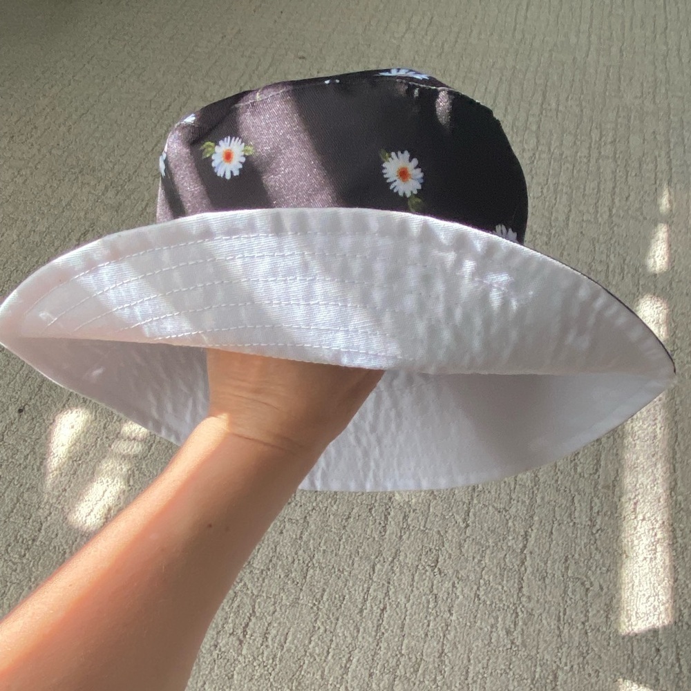 NEW Black White Reversible Daisy Bucket Hat Beach Travel Spring Summer